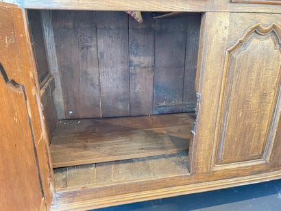 Buffet bas de style Régence ouvrant par deux...