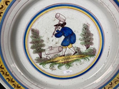 BRUXELLES
Paire de plats creux à décor polychrome,...