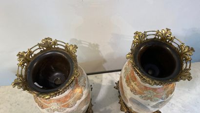 JAPON
Paire de vases à décor polychrome et...