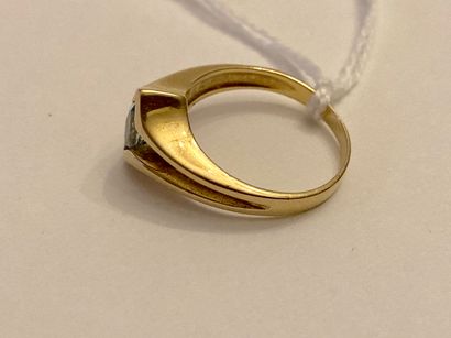 Bague en or jaune (750 millièmes) sertie...