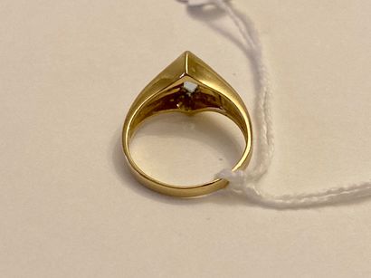 Bague en or jaune (750 millièmes) sertie...