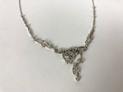 Collier Belle Époque en or blanc (750 millièmes)...