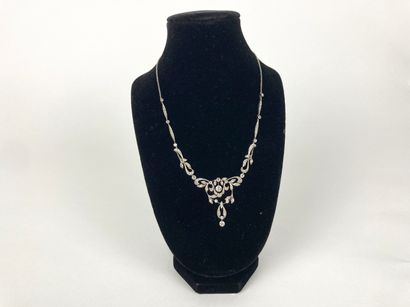 Collier Belle Époque en or blanc (750 millièmes)...
