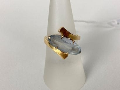Bague en or jaune (750 millièmes) sertie...
