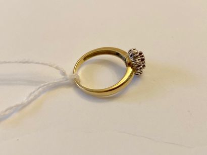Bague en or jaune (750 millièmes) sertie...