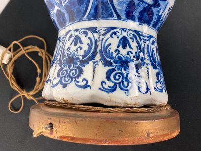 DELFT
Vase en balustre à côtes et décor en...
