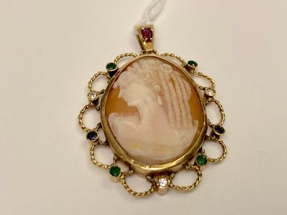 Grand pendentif ovale en or jaune (750 millièmes)...