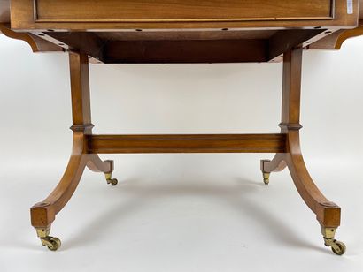Table basse anglaise à plateau rectangulaire...