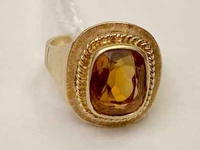 Bague en or jaune (750 millièmes) sertie...