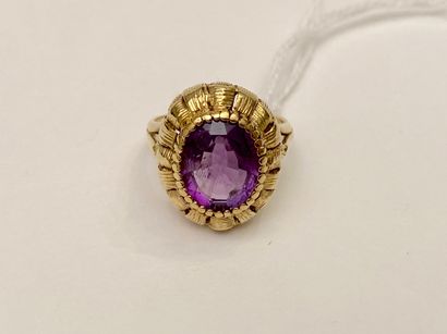 Bague en or jaune (750 millièmes) sertie...