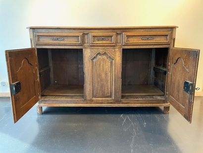 Buffet bas de style Régence ouvrant par deux...