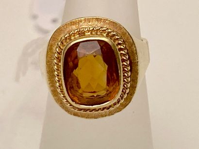 Bague en or jaune (750 millièmes) sertie...