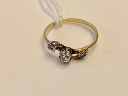 Bague en or jaune (750 millièmes) sertie...