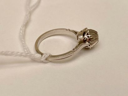 Bague-solitaire en or blanc (750 millièmes)...