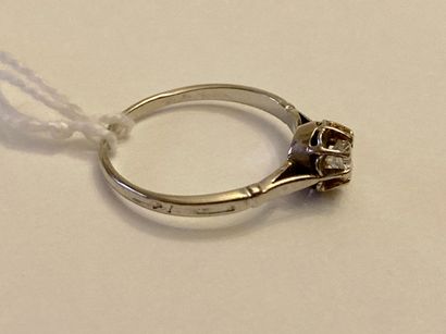 Bague-solitaire en or blanc (750 millièmes)...