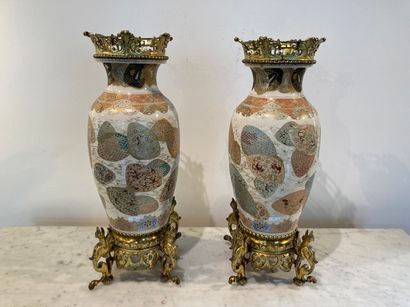 JAPON
Paire de vases à décor polychrome et...