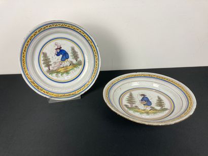 BRUXELLES
Paire de plats creux à décor polychrome,...