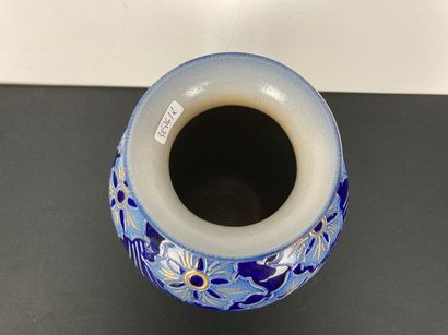 ALSACE
Vase à décor floral incisé sur fond...