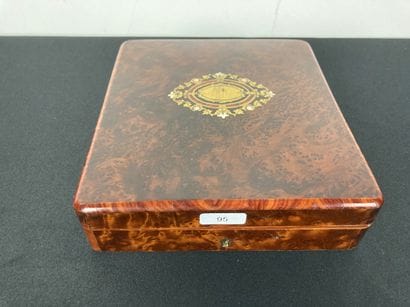 Suite de douze cuillères à moka dans un coffret...