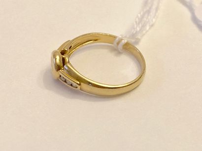 Bague en or jaune (750 millièmes) sertie...