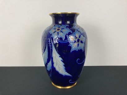 ALSACE
Vase à décor floral incisé sur fond...