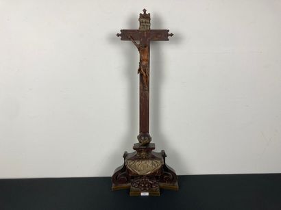 Crucifix baroque, XIXe, bois sculpté et laqué,...