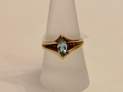 Bague en or jaune (750 millièmes) sertie...