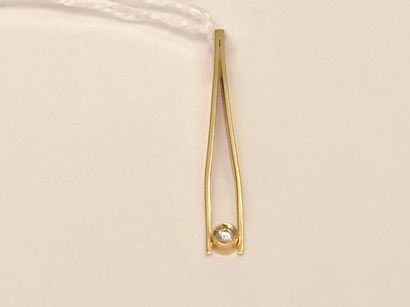 Pendentif figurant une pince de joaillier...