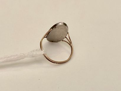 Bague ovale ancienne en or jaune (750 millièmes)...