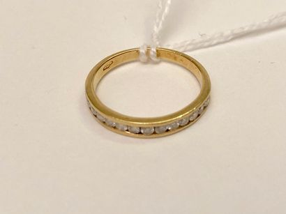 Bague en or jaune (750 millièmes) sertie...