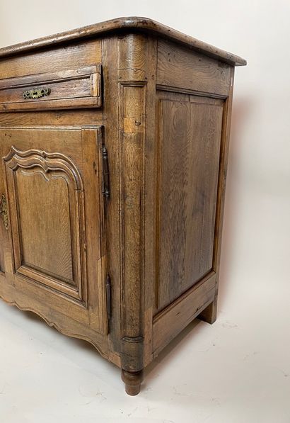 Buffet bas de style Régence ouvrant par deux...