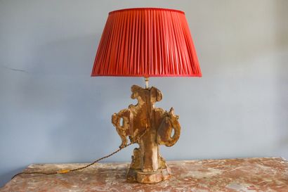 Pied de lampe en bois sculpté et patiné,...