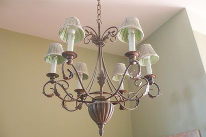 Lustre à six bras de lumière, décor de volutes,...