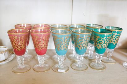 Partie de service de verres à vin sur pied,...