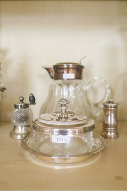 Lot en verre et métal argenté : carafe à...