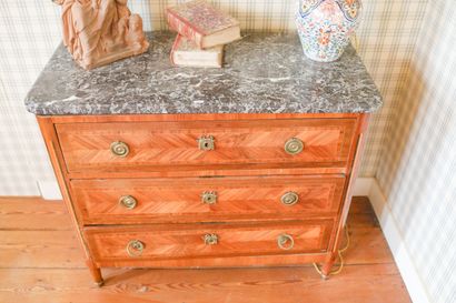 Commode à trois tiroirs en bois marqueté...