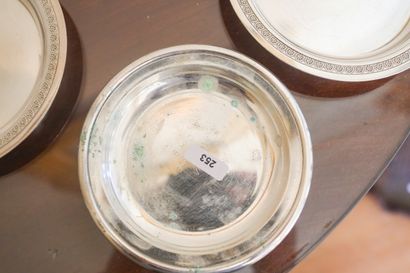 Lot de dessous de bouteille en métal argenté...