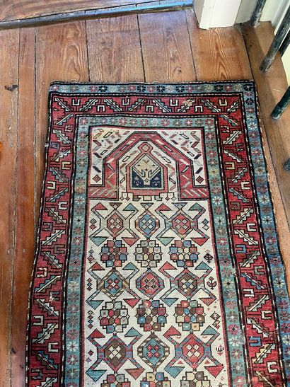 Tapis d'Orient, décor géométrique sur fond...