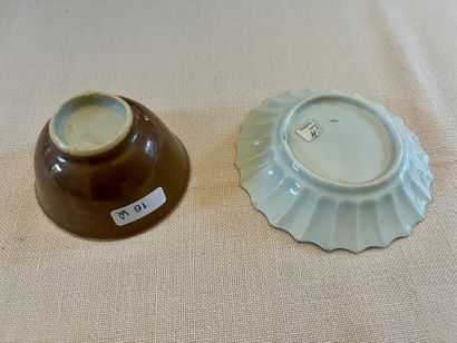 CHINE, un pochon (4,5x7,5 cm, ébréché) et...