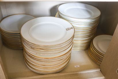 Partie de service en porcelaine blanche,...