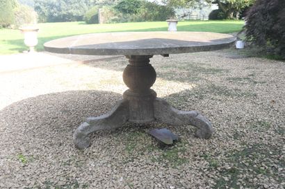 Table en bois ronde sur piétement tripode...