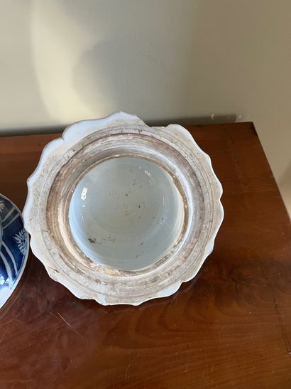 CHINE, potiche couverte en porcelaine blanche...