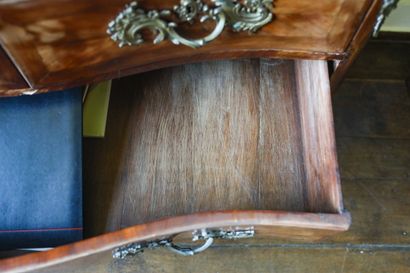Commode à trois rangs de tiroirs en bois...