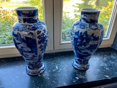 CHINE, paire de vases en porcelaine blanche,...