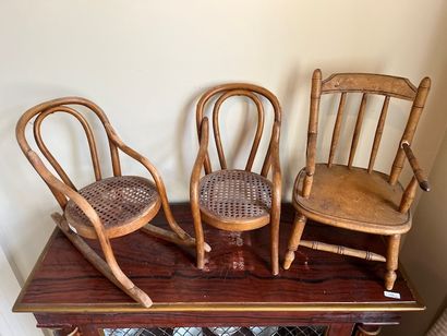 Trois sièges miniatures pour poupée en bois,...
