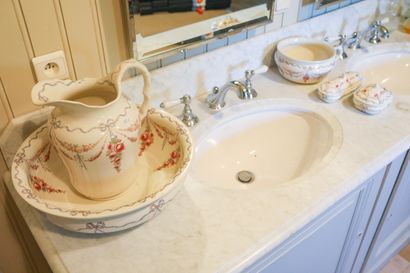 Nécessaire de toilette en faïence anglaise,...
