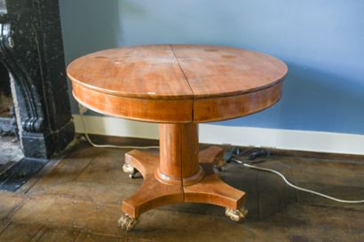 Table ronde en acajou blond avec piétement...