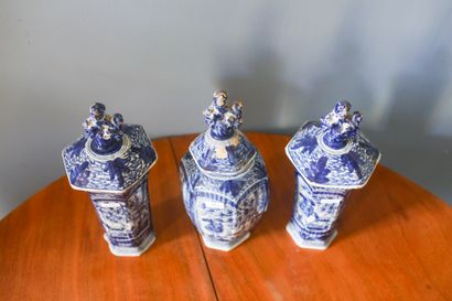 PAYS-BAS, DELFT, paire de vases couverts...