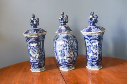 PAYS-BAS, DELFT, paire de vases couverts...