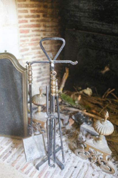 Nécessaire d'âtre, paire de chenets et pare-feu...